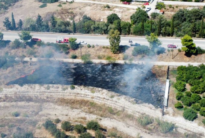 Πυρκαγιά στην Κόρινθο: Υπό έλεγχο η φωτιά στην Εθνική Οδό – Επιχείρησε ο «Διγενής»